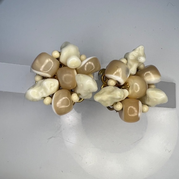 Miriam Haskell Earrings Vintage Signed  Faux Coral Shell Beaded Clip/ Screw back - Picture 7 of 16